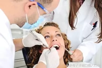 牙齿矫正过程中个别牙齿一碰就疼,牙齿矫正过程中牙缝大是正常的吗