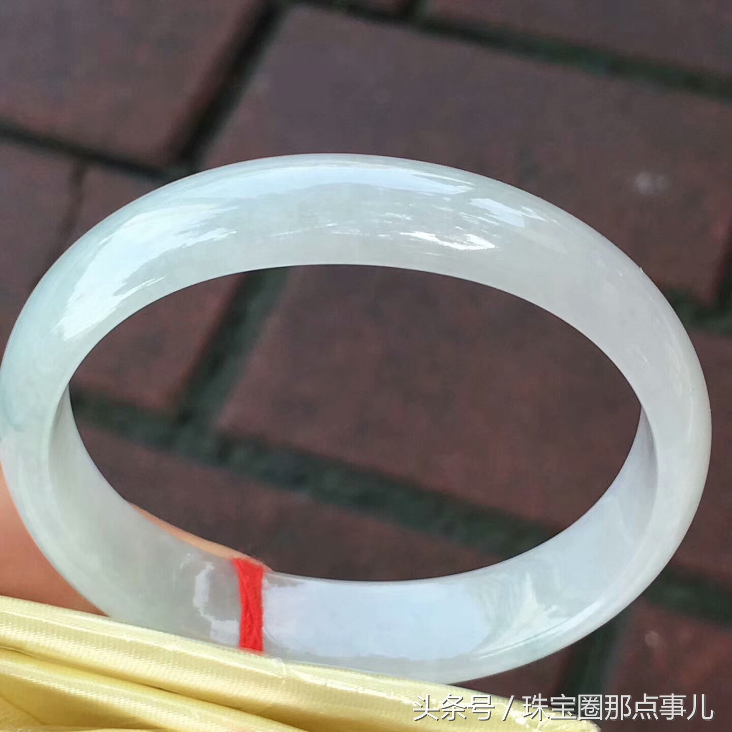 万元左右的玉手镯值得买吗,万元左右的翡翠镯芯料