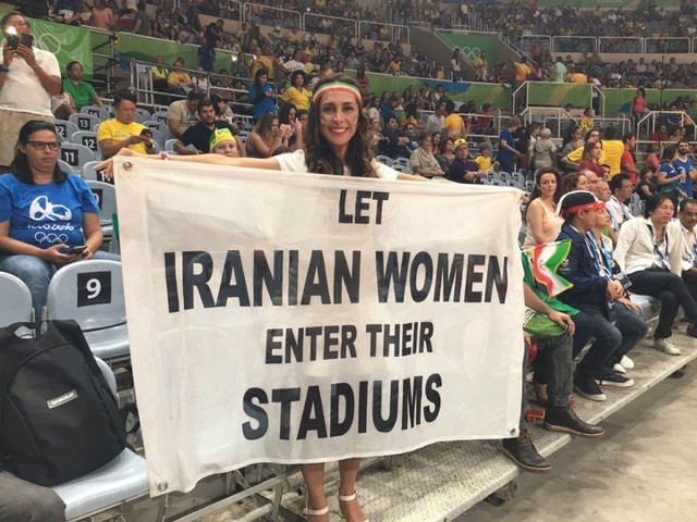 被拦在球场外的伊朗女性:参与体育运动竟这么难?