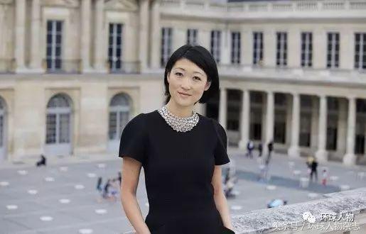 她曾是韩国弃婴，逆袭成法国部长，单眼皮、宽脸庞，美得独特