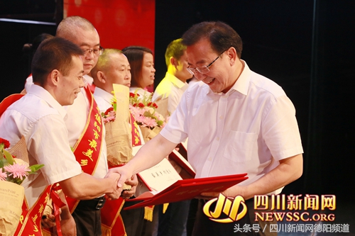 引领孩子成人成才：德阳市隆重庆祝第33个教师节