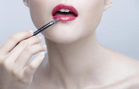涂口红嘴巴起皮怎么解决,为什么擦口红就起皮