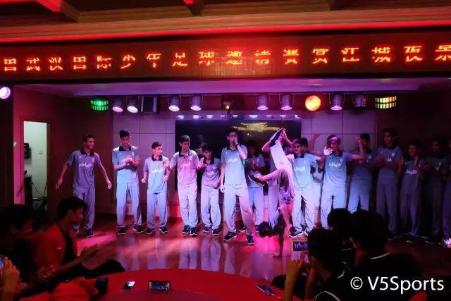 嗨翻天！亚洲足球小将夜游江城六国少年才华横溢