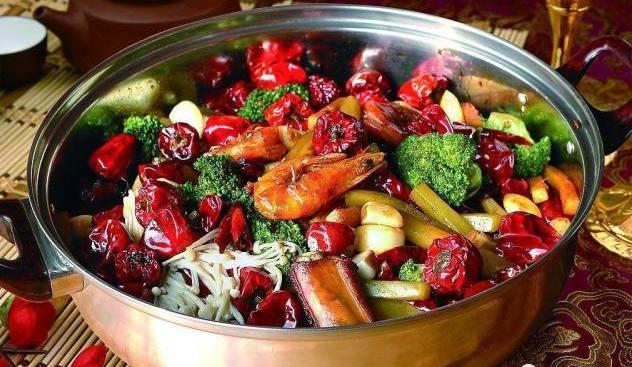 四川妹子做麻辣香锅,胖妹制作麻辣香锅