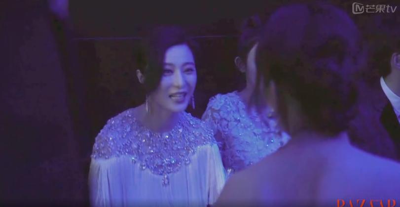 赵丽颖芭莎慈善夜吃东西,芭莎慈善夜赵丽颖大口进食不做作