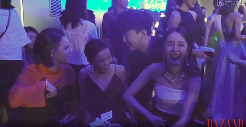 赵丽颖芭莎慈善夜吃东西,芭莎慈善夜赵丽颖大口进食不做作