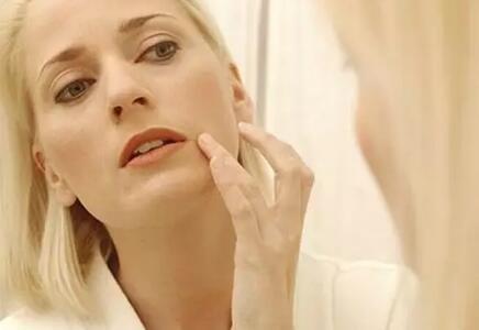 用化妆品脸过敏干燥起皮紧绷发红,脸过敏干皮怎么缓解