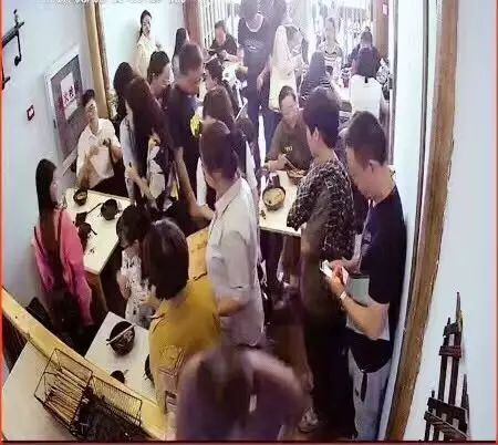 不到10㎡的店，一年卖100000+碗，下雨都要甩的米线竟来自泰国！