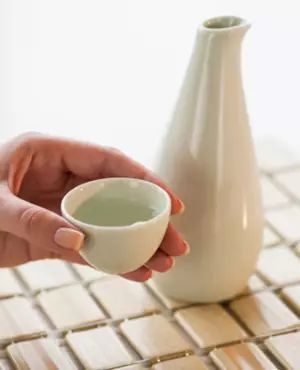 每天坚持喝一杯白酒20年后会怎样,坚持每天喝一杯白酒一年后会怎样