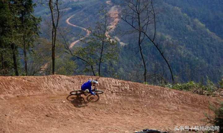 杭州足球公园有哪些,杭州西湖相当于几个球场