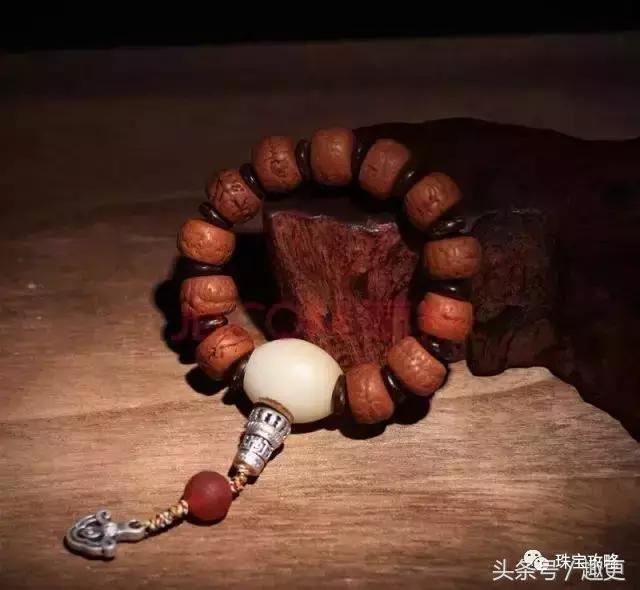 男士佩戴手串是左手还是右手,男士黄金貔貅手串佩戴方法