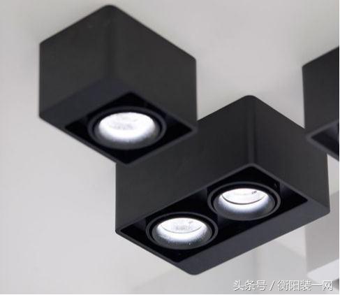 射灯与吸顶灯哪个便宜实用,射灯对比吸顶灯