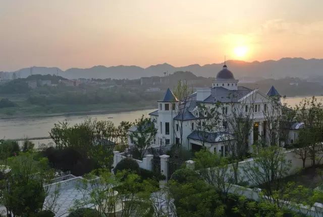 五城媒体精英千里寻访，融创*瑰园玫**95号获盛赞