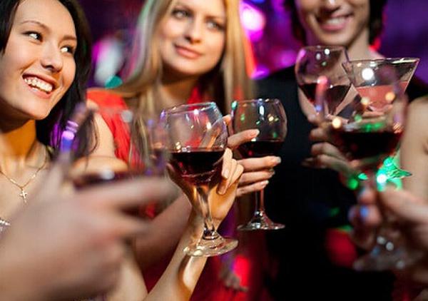 红酒喝多了怎么解酒方法小妙方,红酒宿醉第二天最有效的解酒方法