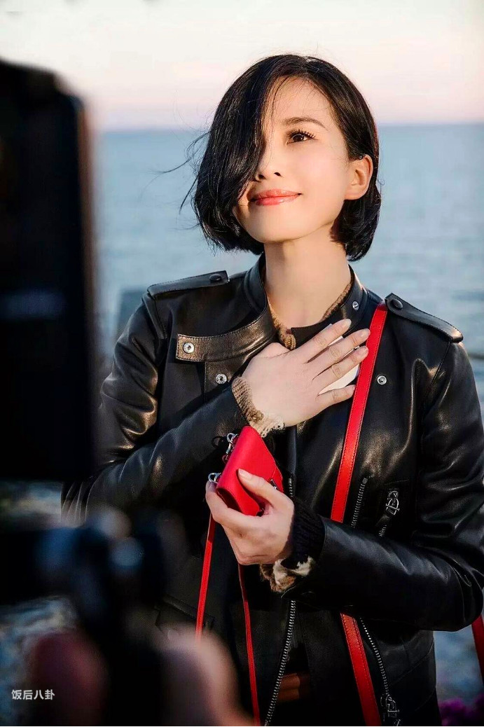 杨幂成轻奢品牌全球代言人,80后小花的代言战争硝烟四起