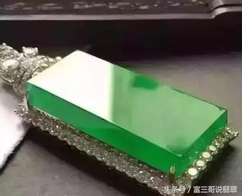 最牛赌石一夜暴富130万,赌石现场一刀赚18个亿帝王绿