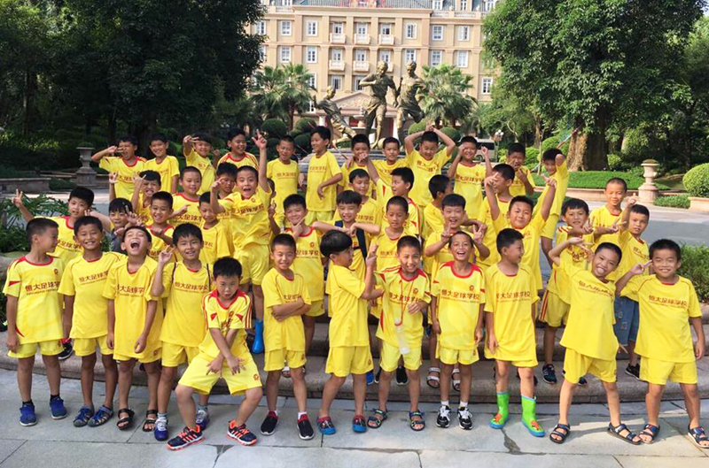 一群绿茵场上的追风少年,追风少年驰骋赛场