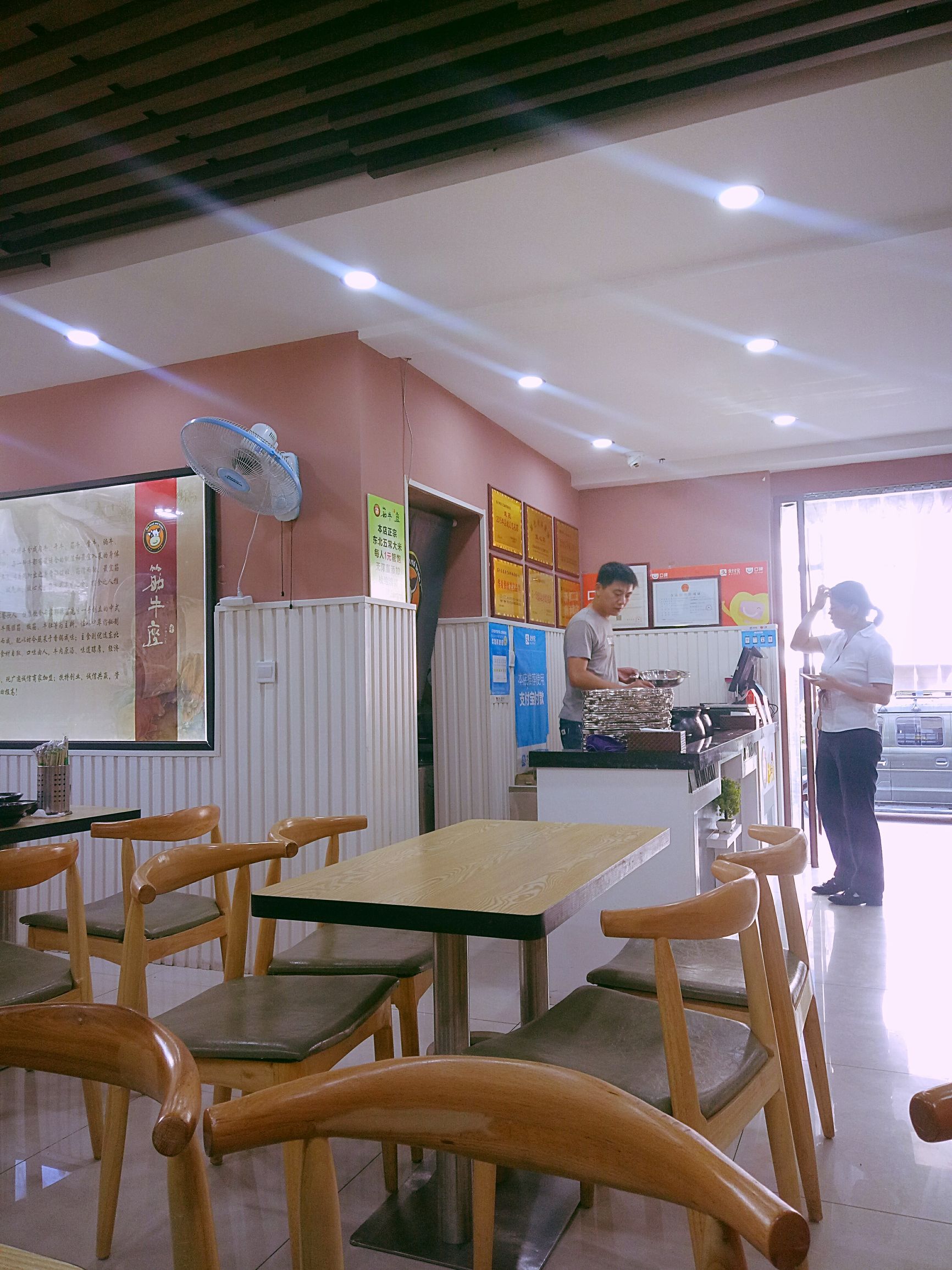 在一家店吃东西,在一家店吃到三种火锅