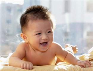 冬天隔着玻璃晒太阳的三大好处,新生儿晒太阳隔着玻璃效果如何