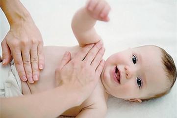 新生儿胀肚子老哭老要吃怎么办,10天的新生儿肚子胀怎么办