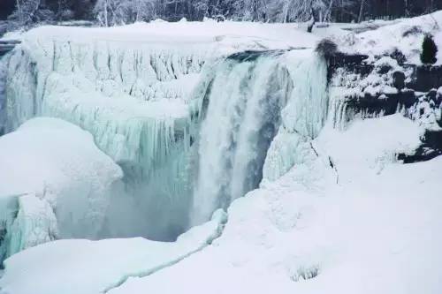 尼亚加拉大瀑布冬天好看么,冬天尼亚加拉大瀑布震撼全景