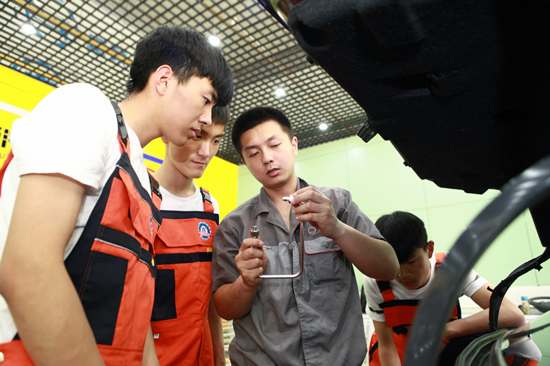 汽车镀膜镀晶封釉打蜡车衣的区别,打蜡封釉镀膜镀晶到底有什么区别