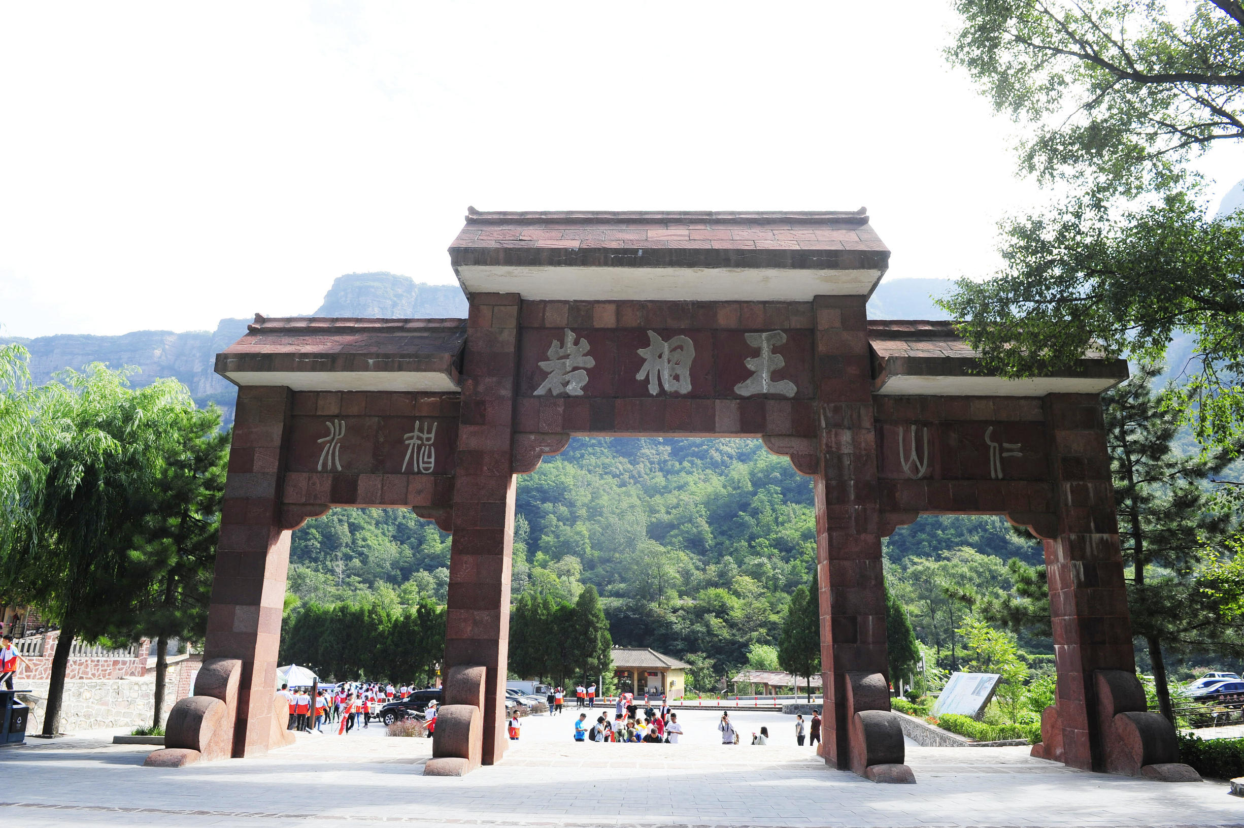 华山第一险长空栈道小伙跳下去,华山第一险长空栈道小伙吓得发抖