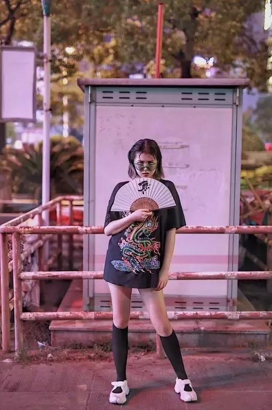 酷女孩街拍,好看的酷女孩街拍