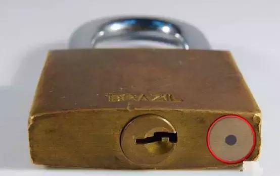 长柄锅的孔放勺子,长柄锅手柄有个洞