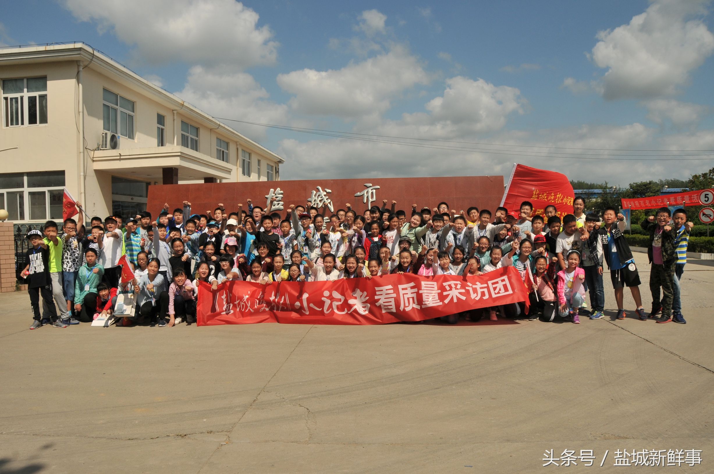 奶牛日产奶四五十公斤，挤次奶只要七八分钟，猜猜每天要挤几次？