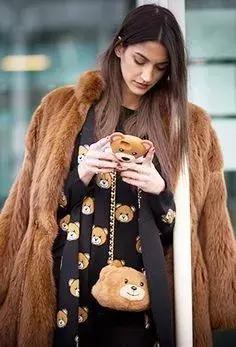 唐嫣的包包里放着一把大镜子,唐嫣背的小方盒子包包