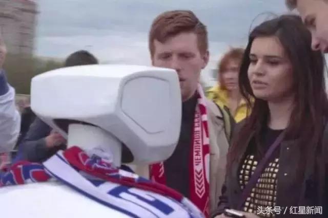 俄罗斯世界杯机器人“保镖”街头遭暴打，倒地大呼“救命”