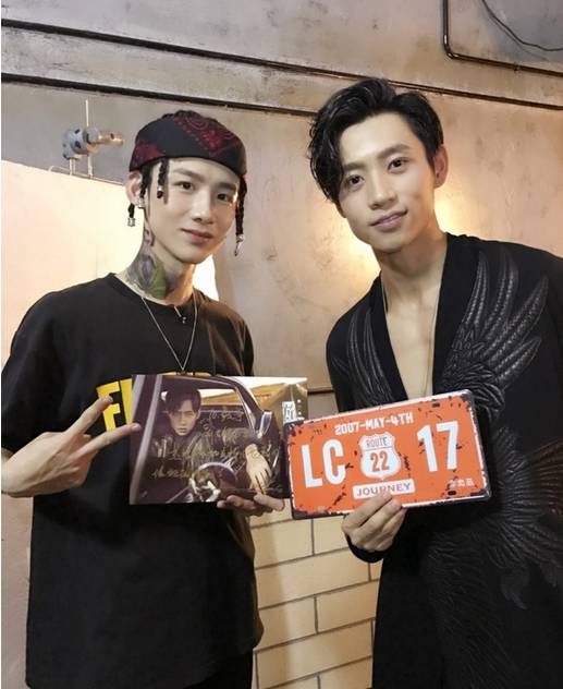 王嘉尔何炅何老师,何炅发型炸了的节目