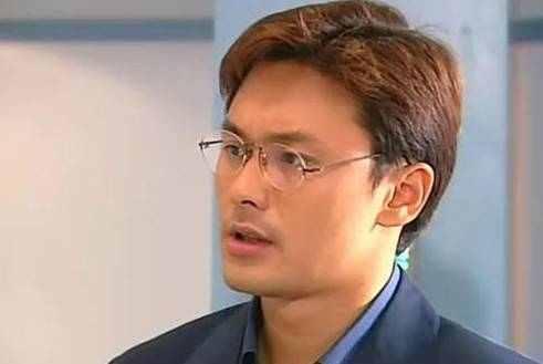 他做演员薪水比服务员低，过度劳累生病住院，53岁仍面如冠玉