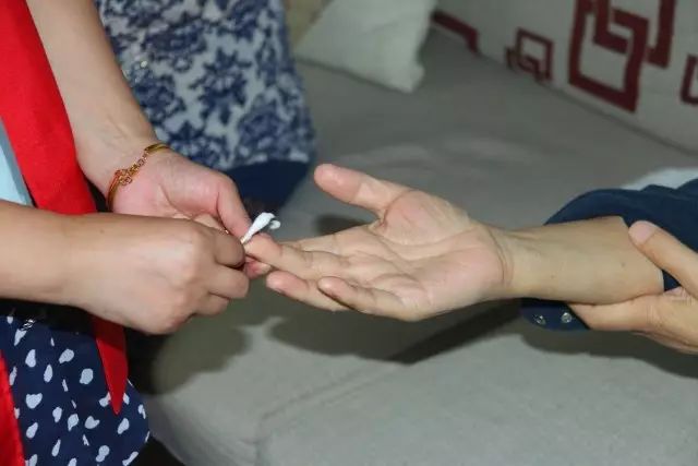 爱心行动关爱孤寡老人,孝行天下关爱空巢老人送医上门