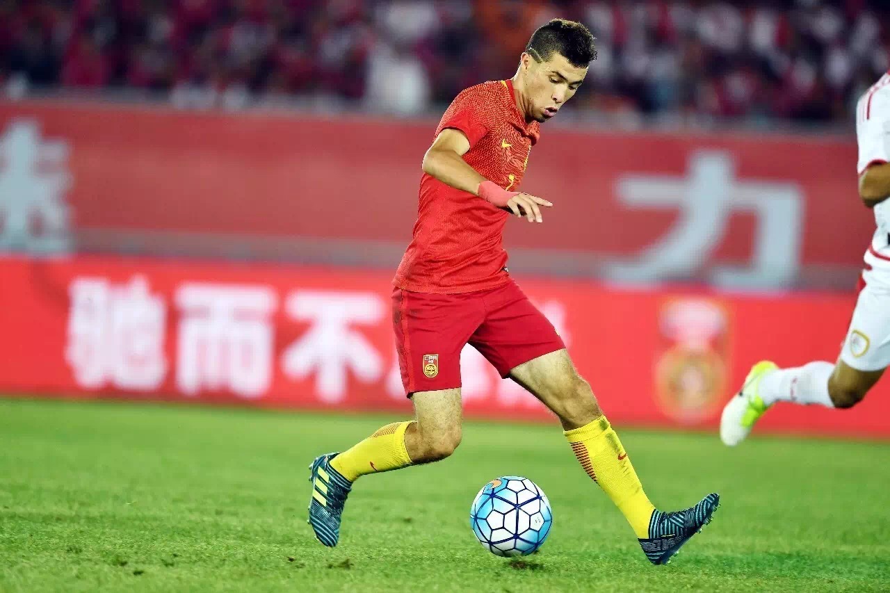 进球后亲吻队徽空翻庆祝!叶尔凡:能为中国队进球非常自豪!