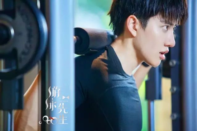 mike帅气腹肌,mike露腹肌