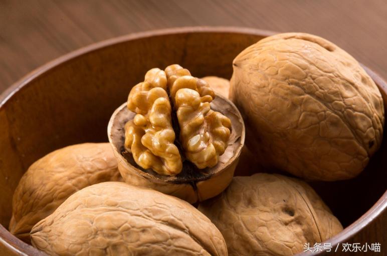 给朋友寄了箱绿皮核桃，他说这水果太苦了！吃完牙齿嘴唇还发黑！