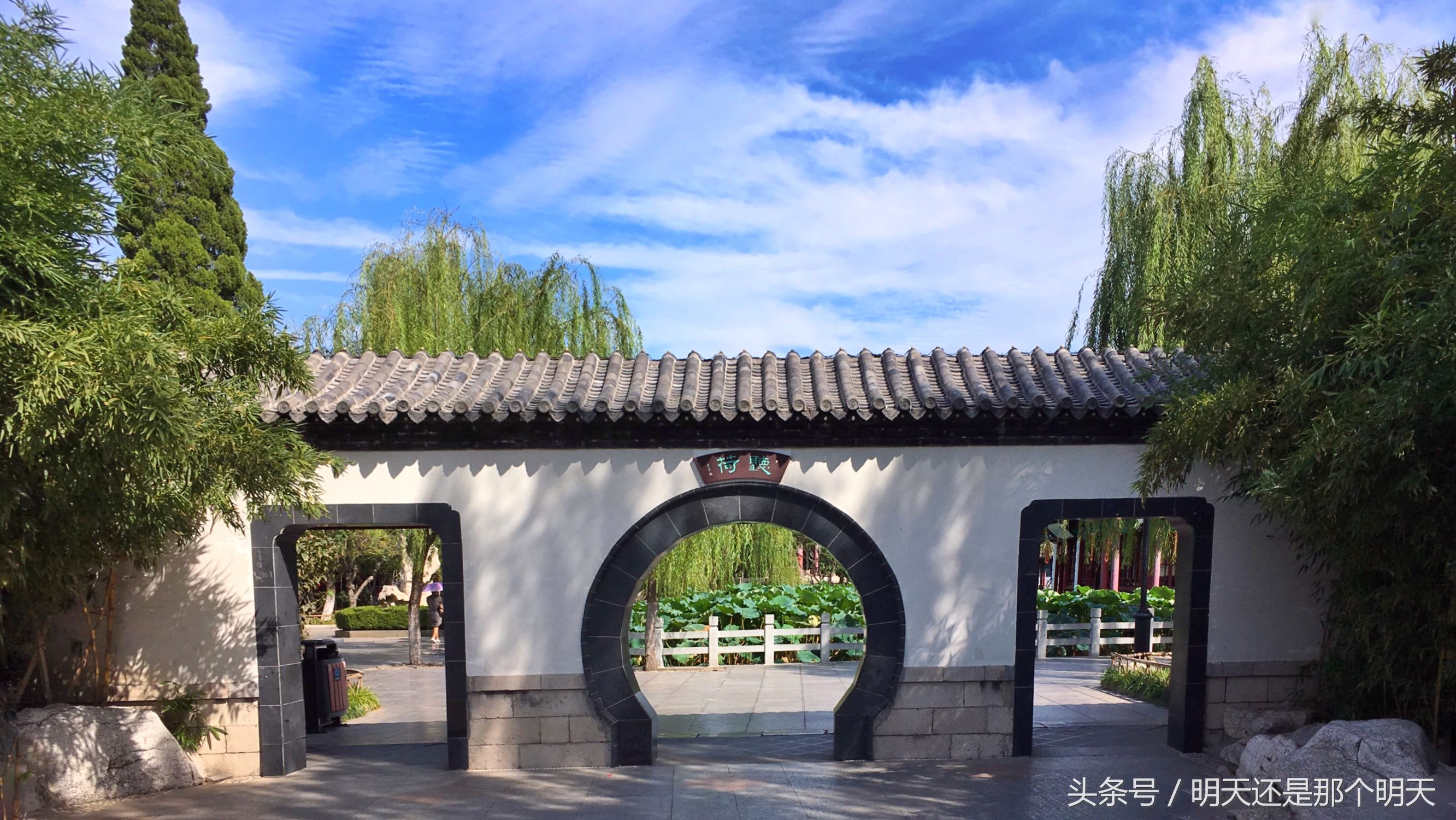 大明湖一城山色半城湖对联照片,一城山色半城湖大明湖对联