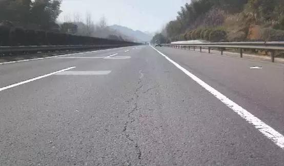 速度100刹车方向盘抖怎么回事,汽车100码刹车方向盘抖