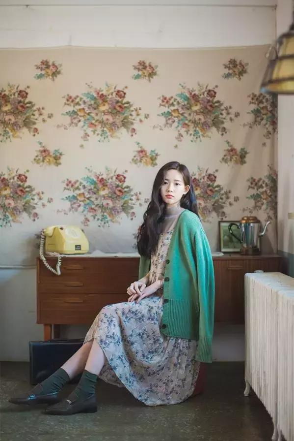 毛衣开衫怎么搭配衣服好看,暗红色开衫和浅蓝色开衫哪个好看