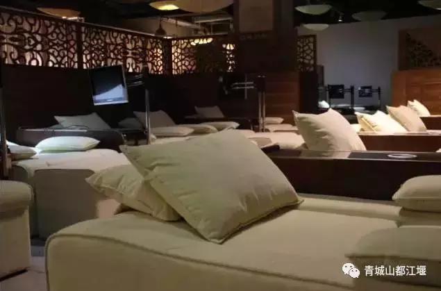 四川旅游一条很直的公路,四川唯一一条有路灯的高速公路