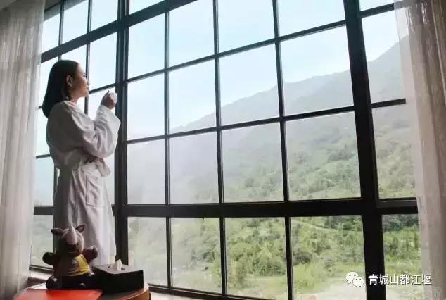 四川旅游一条很直的公路,四川唯一一条有路灯的高速公路