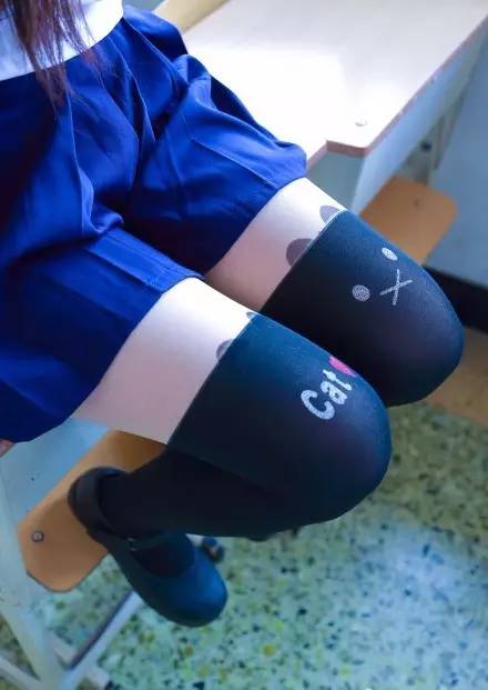 绝对领域的福利：过膝袜与短裙之间的那一抹暖色