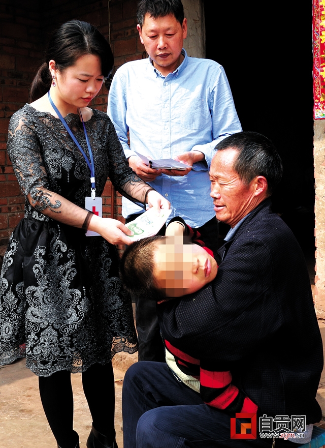 救助脑瘫儿童爱心人士,爱心人士捐赠给智障儿童