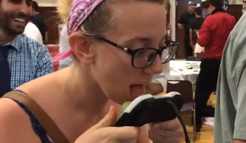 在这款靠舔棒冰操控的游戏里进入外太空