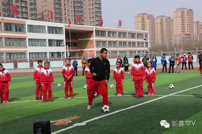 校园足球进课堂,活力校园强身健体