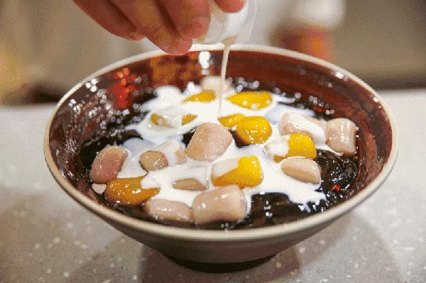 烧仙草还是龟苓膏好吃,烧仙草为啥叫烧仙草龟苓膏