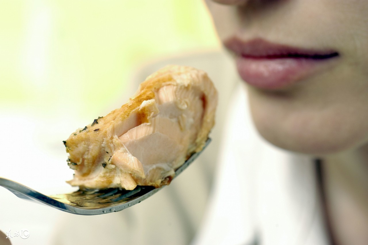 男子拔刺,鱼刺扎进舌头该怎么取出