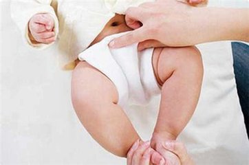 新生儿肚子发硬一直哭怎么回事,新生儿一直哭闹肚子咕噜响放屁